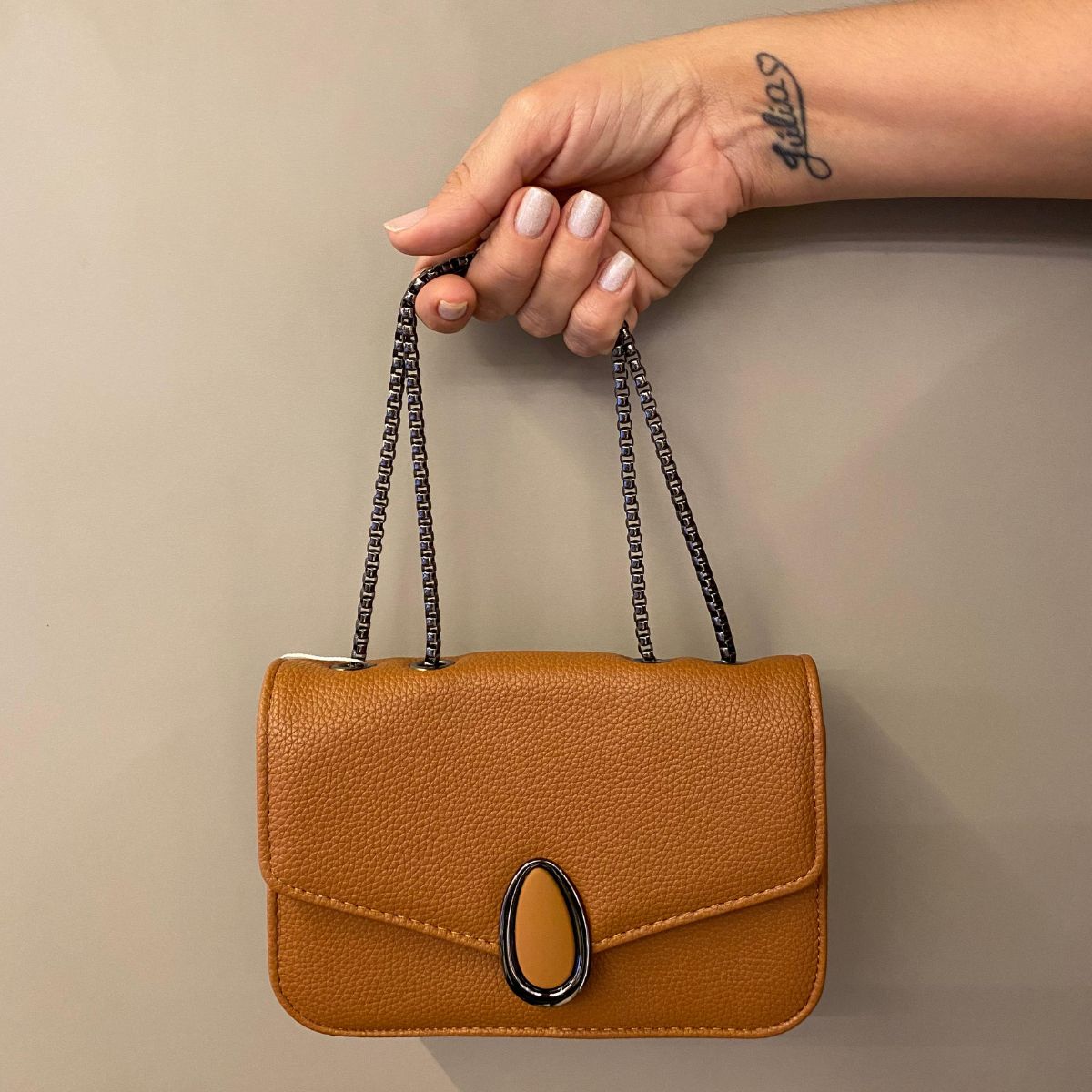 Bolsa Feminina com Corrente e Fecho Magnético