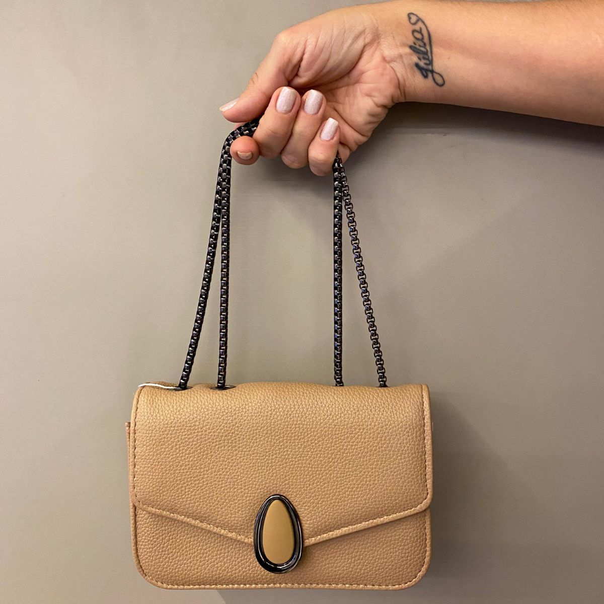 Bolsa Feminina com Corrente e Fecho Magnético