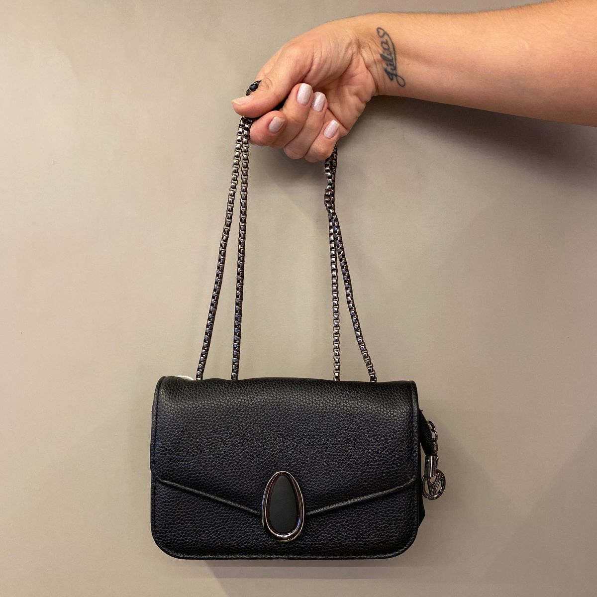 Bolsa Feminina com Corrente e Fecho Magnético
