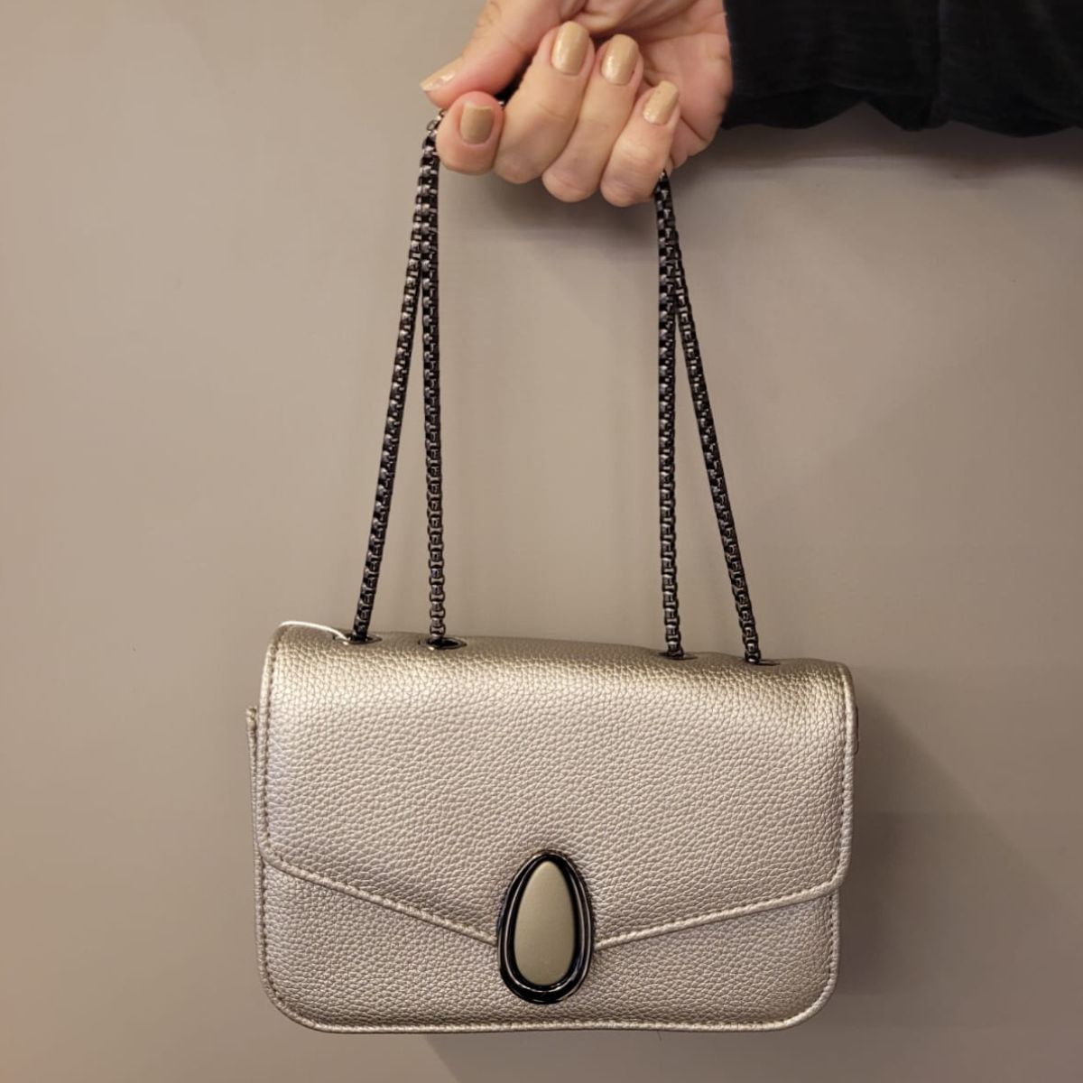 Bolsa Feminina com Corrente e Fecho Magnético