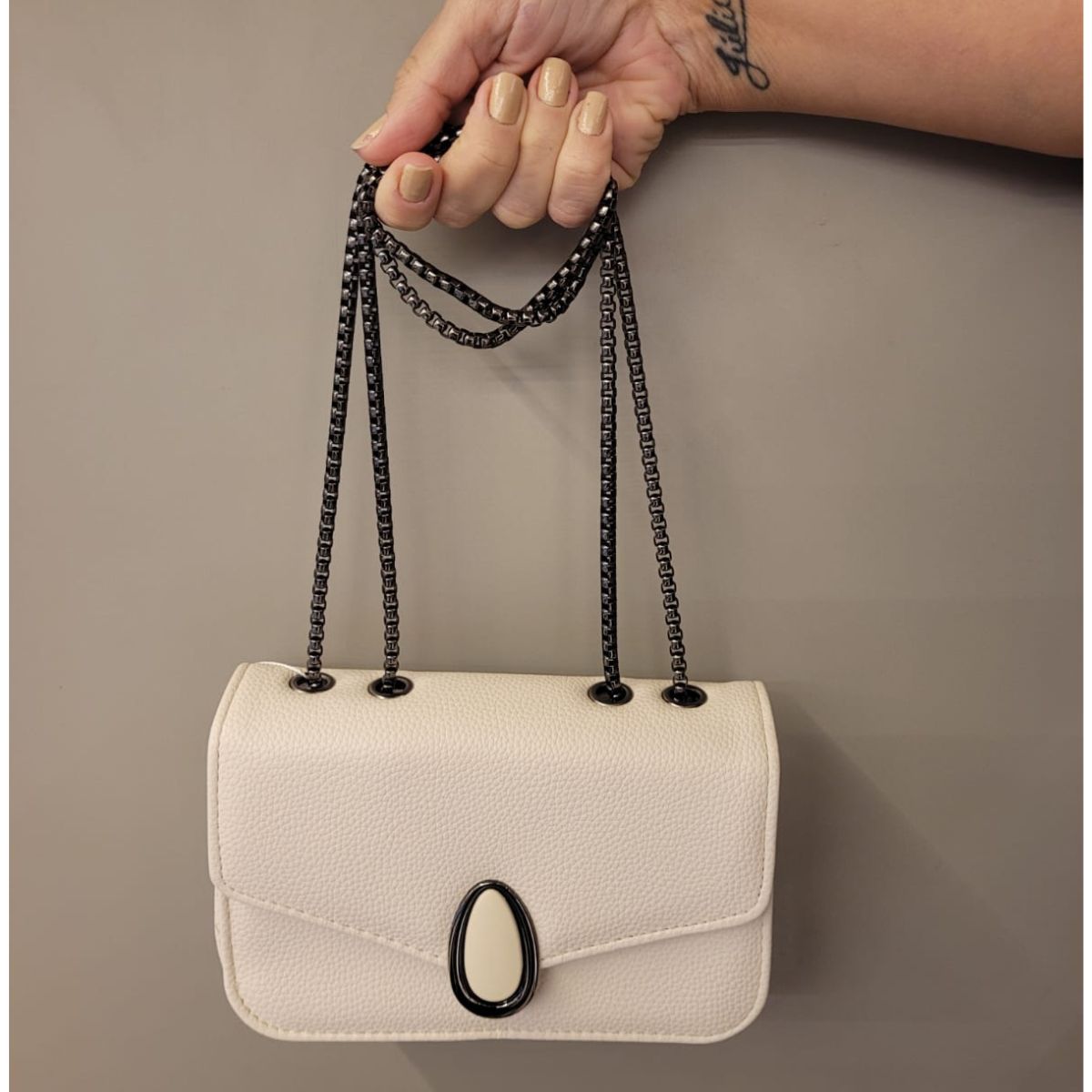 Bolsa Feminina com Corrente e Fecho Magnético