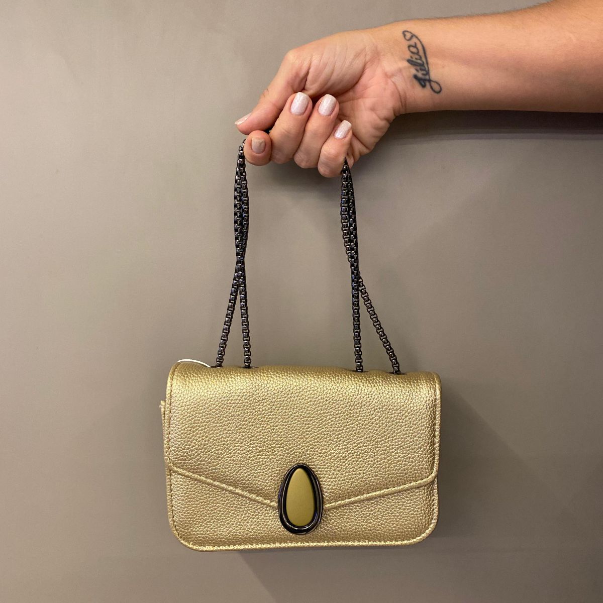 Bolsa Feminina com Corrente e Fecho Magnético