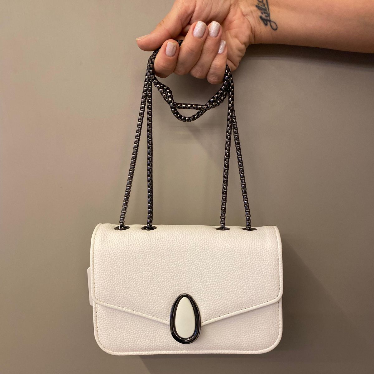 Bolsa Feminina com Corrente e Fecho Magnético