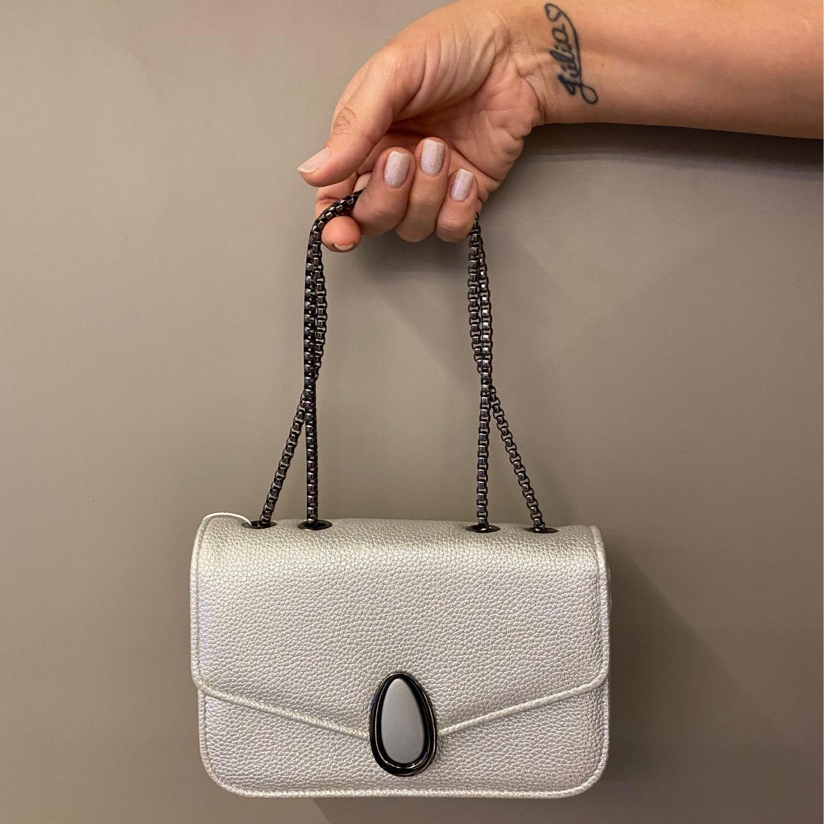 Bolsa Feminina com Corrente e Fecho Magnético