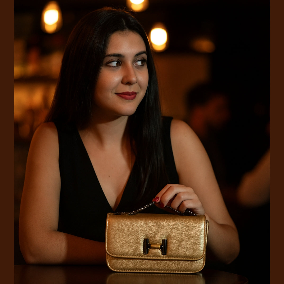 Bolsa Feminina com Corrente e Fecho Magnético