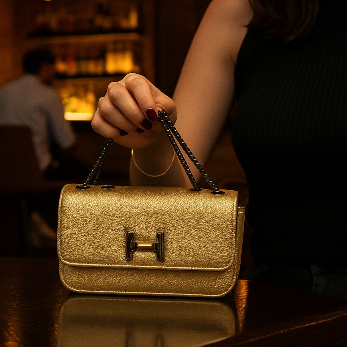 Bolsa Feminina com Corrente e Fecho Magnético