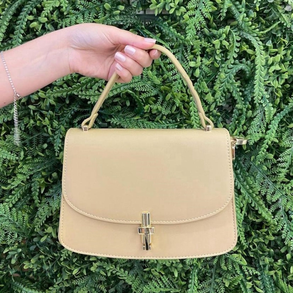 Bolsa Feminina Elegante com Alça transversal e Fecho Dourado